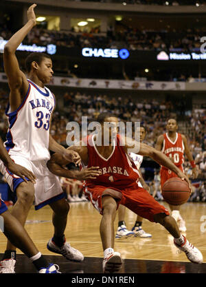11. März 2006; Dallas, TX, USA; NCAA BASKETBALL: Nebraska Jason Dourisseau sucht Zimmer in Kansas C.J. Giles während 2006 Phillips 66 Big 12 Männer Meisterschaft Samstag, 11. März 2006 das American Airlines Center in Dallas. Obligatorische Credit: Foto von EA Ornelas/San Antonio Express-News/ZUMA Press. (©) Copyright 2006 von San Antonio Express-News Stockfoto