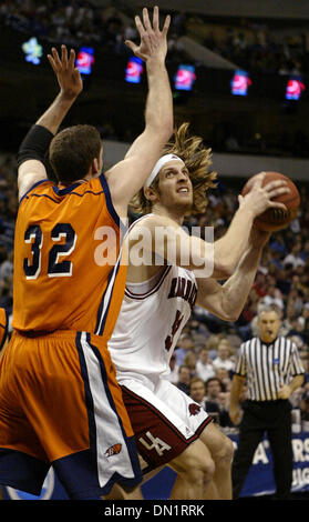 17. März 2006; Dallas, TX, USA; NCAA: College Basketball: Arkansas' Steven Hill sucht Zimmer rund um Bucknells Chris McNaughton Freitag, 17. März 2006 das American Airlines Center in Dallas, Texas, in der ersten Runde des 2006 NCAA Division 1 Herren Basketball-Meisterschaft. Obligatorische Credit: Foto von EA Ornelas/San Antonio Express-N/ZUMA Press. (©) Copyright 2006 von San Antoni Stockfoto