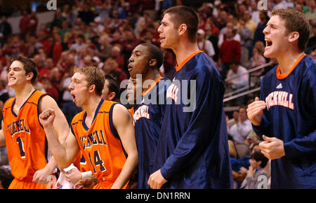 17. März 2006; Dallas, TX, USA; NCAA: College Basketball: Mitglieder von der Bucknell Bison feiern am Ende des Spiels mit Arkansas Freitag, 17. März 2006 das American Airlines Center in Dallas, Tx., während der ersten Runde des 2006 NCAA Division 1 Herren Basketball-Meisterschaft. Bucknell fuhr fort, um 59-55 zu gewinnen. Obligatorische Credit: Foto von EA Ornelas/San Antonio Express-N/ZUM Stockfoto