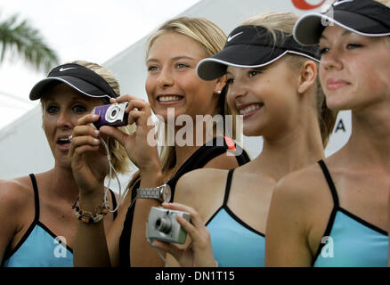 24. März 2006; Key Biscayne, FL, USA; NASDAQ-100 Open Tennis.  Maria Sharapova posiert mit "Look-a-Likes" während einer Promotion für Canon-Kameras. Obligatorische Credit: Foto von Allen Eyestone/Palm Beach Post /ZUMA Press. (©) Copyright 2006 von Palm Beach Post Stockfoto