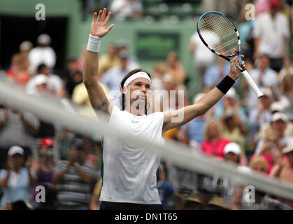 24. März 2006; Key Biscayne, FL, USA; NASDAQ-100 Open Tennis.  Spanier Carlos Moya feiert seinen Sieg über die #2 Samen Rafael Nadal.   Obligatorische Credit: Foto von Allen Eyestone/Palm Beach Post /ZUMA Press. (©) Copyright 2006 von Palm Beach Post Stockfoto