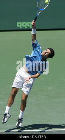 24. März 2006; Key Biscayne, FL, USA; NASDAQ-100 Open Tennis.  Tim Henman dient während seiner Überraschung Nr. 13-Samen Lleyton Hewitt.  Obligatorische Credit: Foto von Allen Eyestone/Palm Beach Post /ZUMA Press. (©) Copyright 2006 von Palm Beach Post Stockfoto