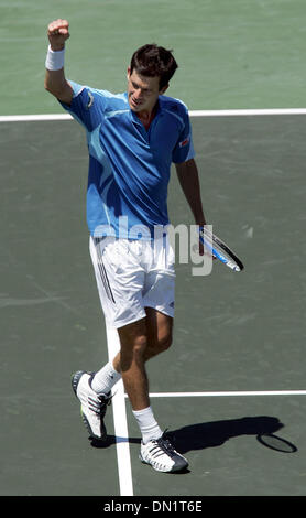 24. März 2006; Key Biscayne, FL, USA; NASDAQ-100 Open Tennis.  Tim Henman reagiert auf seine Überraschung des Nr. 13 Samen Lleyton Hewitt.  Obligatorische Credit: Foto von Allen Eyestone/Palm Beach Post /ZUMA Press. (©) Copyright 2006 von Palm Beach Post Stockfoto