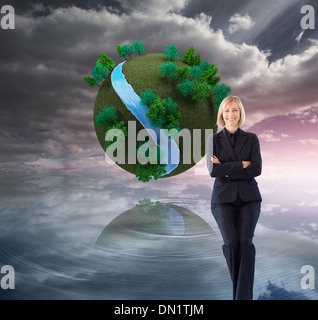 Zusammengesetztes Bild freundlich lächelnd in die Kamera in einer Besprechung Geschäftsfrau