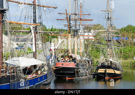 Großsegler im historischen Hafen von Charlestown, Cornwall, UK Stockfoto