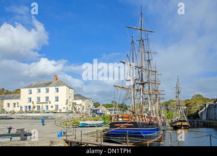 Großsegler im historischen Hafen von Charlestown, Cornwall, UK Stockfoto