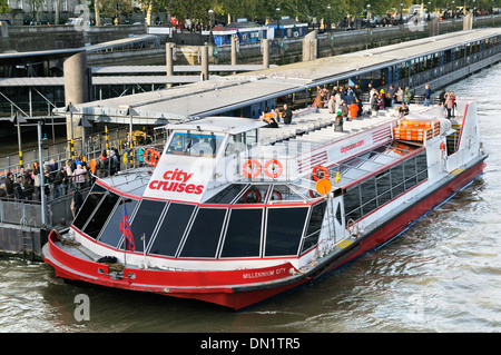 City Cruises Boot auf der Themse, Victoria Embankment, London, England, UK Stockfoto