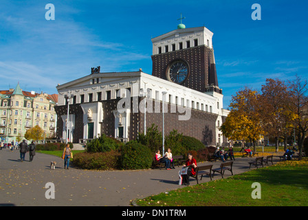 Jiriho Z Podebrad Platz im Herbst Bezirk Vinohrady Prag Tschechische Republik Europa Stockfoto