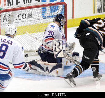 17. November 2006: AHL - Manitoba trifft zuerst gegen Rochester. Die Manitoba Canucks in Rochester Americans im Blue Cross Arena im War Memorial Auditorium. Rochester besiegte Manitoba 4 zu 3 im OT. (Kredit-Bild: © Alan Schwartz/Cal-Sport-Medien) Stockfoto