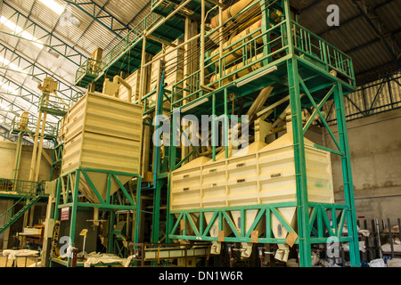Große Auswahl an modernen Reismühlen in Thailand. Stockfoto