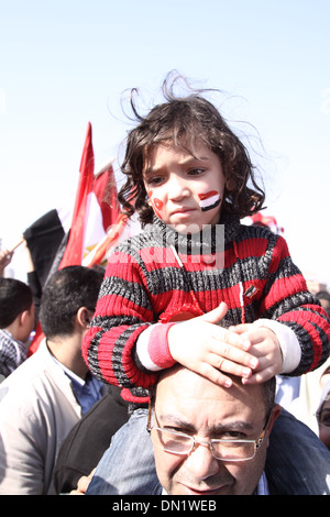 Vater und Tochter an ägyptische Revolution - 25. Januar-Revolution-Aktivitäten @ Tahrir-Platz. Stockfoto