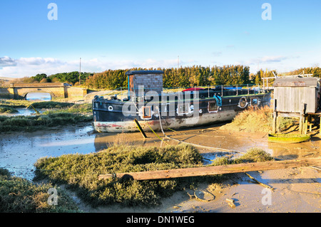 Hausboot am Ufer des Flusses Adur, Shoreham-by-Sea, West Sussex, England, UK Stockfoto