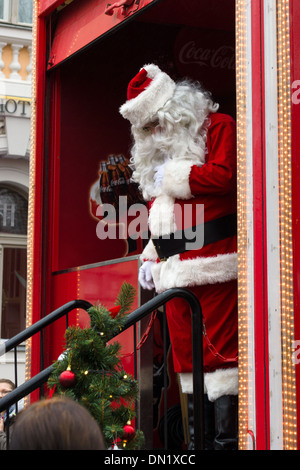 POTSDAM, Deutschland - Dezember 10: Coca-Cola legendären Santa Claus. Weihnachtstour, 10. Dezember 2013 in Potsdam, Deutschland Stockfoto