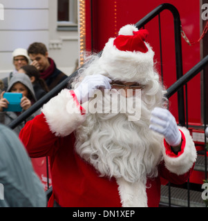 POTSDAM, Deutschland - Dezember 10: Coca-Cola legendären Santa Claus. Weihnachtstour, 10. Dezember 2013 in Potsdam, Deutschland Stockfoto