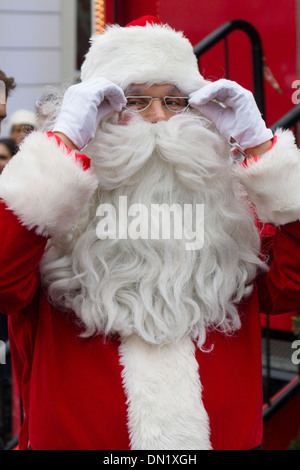 POTSDAM, Deutschland - Dezember 10: Coca-Cola legendären Santa Claus. Weihnachtstour, 10. Dezember 2013 in Potsdam, Deutschland Stockfoto