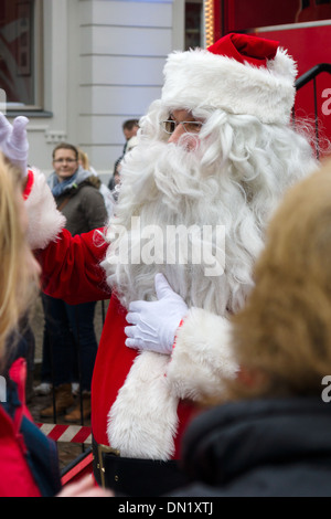 POTSDAM, Deutschland - Dezember 10: Coca-Cola legendären Santa Claus. Weihnachtstour, 10. Dezember 2013 in Potsdam, Deutschland Stockfoto