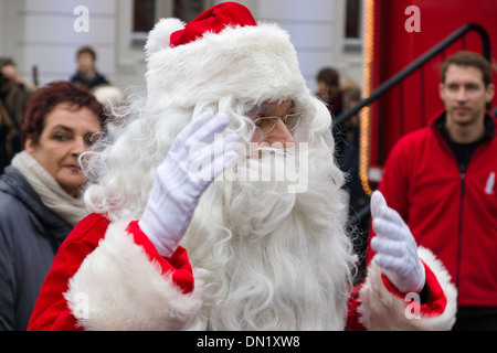 POTSDAM, Deutschland - Dezember 10: Coca-Cola legendären Santa Claus. Weihnachtstour, 10. Dezember 2013 in Potsdam, Deutschland Stockfoto