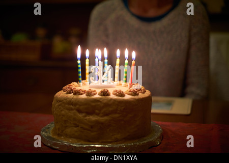 Brennende Kerzen auf einer 34. Geburtstagstorte, feiert der dreißiger Jahre. Stockfoto