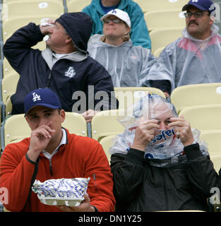 3. April 2006; Los Angeles, Kalifornien, USA; Fans warten im Regen Dodgers Stadium am 3. April 2006, in Los Angeles, Kalifornien. Die Dodgers eröffnet ihre Baseball-Saison gegen die Atlanta Braves. Obligatorische Credit: Foto von Armando Arorizo/ZUMA Press. (©) Copyright 2006 von Armando Arorizo Stockfoto