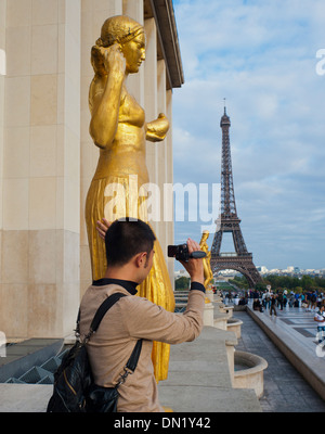 Paris, Frankreich, chinesische Jüngling (m.r.) Nehmen Fotos Eiffelturm, Trocadero Stockfoto