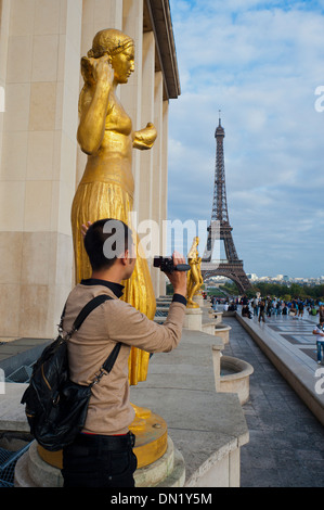 Paris, Frankreich, junge chinesische Mann fotografieren, Eiffelturm, Trocadero Stockfoto