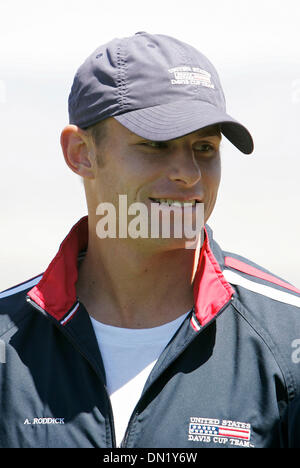 6. April 2006; Rancho Mirage, Kalifornien, USA; ANDY RODDICK des US Davis Cup Teams treten im Davis Cup Viertelfinale in Rancho Mirage, Kalifornien. Davis Cup Viertelfinale bis 7. bis 9. April 2006; USA gegen Chile in Rancho Mirage. Obligatorische Credit: Foto von John Hardick/ZUMA Press. (©) Copyright 2006 von John Hardick Stockfoto