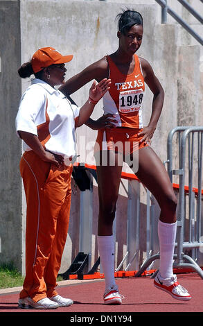 7. April 2006; Austin, TX, USA; Leichtathletik: Destinee Hooker bekommt einige Advicce während den Hochsprung-Wettbewerb am Texas Relays Freitag von Universität von Texas-Co-Trainer Rose Brimmer. Hooker gewann das Event.  Obligatorische Credit: Foto von T Reel/San Antonio Express-News/ZUMA Press. (©) Copyright 2006 von San Antonio Express-News Stockfoto