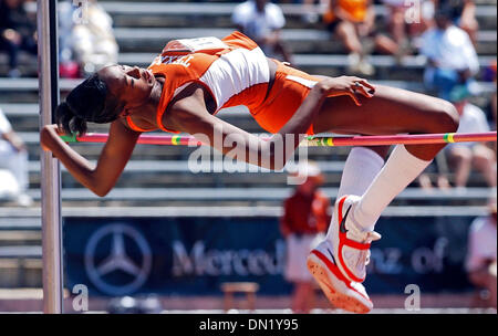 7. April 2006; Austin, TX, USA; Leichtathletik: Destinee Hooker löscht ihre Endgröße, 6' 1', gewinnt die Universität Ebene Hochsprung Wettbewerb in Texas Relays Freitag in Austin. Obligatorische Credit: Foto von T Reel/San Antonio Express-News/ZUMA Press. (©) Copyright 2006 von San Antonio Express-News Stockfoto