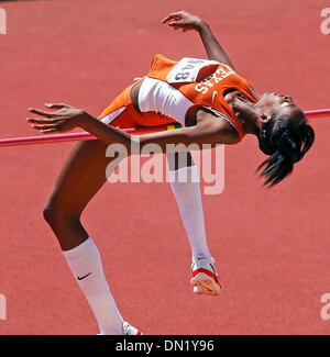7. April 2006; Austin, TX, USA; Leichtathletik: Destinee Hooker wickelt sich um den Stab im Hochsprung-Wettbewerb Freitag um die Texas Relays. Später gewann die Veranstaltung mit einem Sprung von 6' 1'.  Obligatorische Credit: Foto von T Reel/San Antonio Express-News/ZUMA Press. (©) Copyright 2006 von San Antonio Express-News Stockfoto