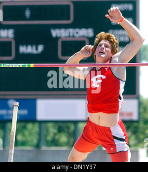 7. April 2006; Austin, TX, USA; Leichtathletik: Victor Weirich löscht die Messlatte für die gewinnende Tresor in einem Sprung aus der High School Division Stabhochsprung in Texas Relays. Obligatorische Credit: Foto von T Reel/San Antonio Express-News/ZUMA Press. (©) Copyright 2006 von San Antonio Express-News Stockfoto