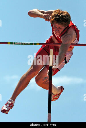 7. April 2006; Austin, TX, USA; Leichtathletik: Victor Weirich hat eine leichte Zeit während der frühen gehen im Stabhochsprung in Texas Relays Freitag.  Weireich gewann das Event, Fredericksburg High School darstellt. Obligatorische Credit: Foto von T Reel/San Antonio Express-News/ZUMA Press. (©) Copyright 2006 von San Antonio Express-News Stockfoto