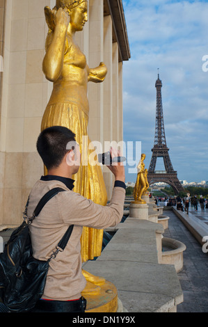 Paris, Frankreich, junger Chinese, Tourist, in der Nähe des Eiffelturms stehen, Video machen Stockfoto