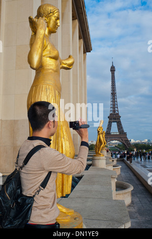 Paris, Frankreich, junger chinesischer Mann, Tourist, in der Nähe des Eiffelturms stehen, Fotos machen, berühmtes Denkmal Stockfoto