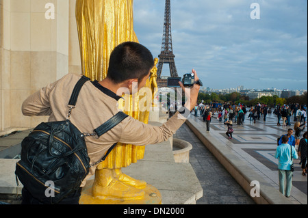 Paris, Frankreich, chinesische Jüngling, Tourist, stehen in der Nähe von Eiffelturm, reden Video Stockfoto