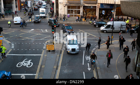 Eine hohe Luftaufnahme der Verkehrsknotenpunkt an Kreuzung Beech Street Tunnel und Aldersgate nahe Barbican Station London KATHY DEWITT Stockfoto