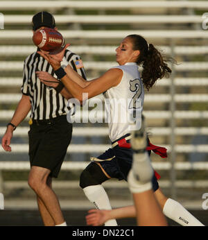 27. April 2006; Boca Raton, FL, USA; Spanish River Runningback Elyse Martinez punktet die einzige TD aus der ersten Hälfte auf eine Pass-Rezeption während der Bezirk 11 Flag Football Championship gegen Boynton Beach Donnerstag, 27. April 2006 in s Boca Raton. Die Haie gewann die Trophäe 12-0.  Obligatorische Credit: Foto von Chris Matula/Palm Beach Post/ZUMA Press. (©) Copyright 2006 von Palm B Stockfoto