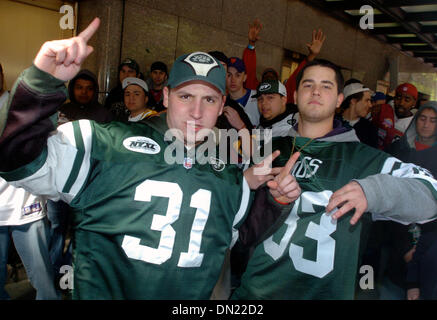 29. April 2006; Manhattan, New York, USA; NFL: NY Jets Fußballfans Joe DiFede, 18, Staten Island und Adam Kassel, 18, aus Huntington auf die Jets zu jubeln, während sie darauf, in Zeile warten geben Sie die National Football League Draft 2006 in der Radio City Music Hall.  Obligatorische Credit: Foto von Bryan Smith/ZUMA Press. (©) Copyright 2006 von Bryan Smith Stockfoto