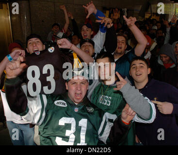 29. April 2006; Manhattan, New York, USA; NFL-Football: NY Jets fans Joe DiFede, 18, Staten Island, Adam Kassel, 18, aus Huntington und Ryan McGregor Levittown Mutes auf die Jets, während sie darauf warten auf Linie der National Football League Draft 2006 in der Radio City Music Hall eingeben.  Obligatorische Credit: Foto von Bryan Smith/ZUMA Press. (©) Copyright 2006 von Bryan Smith Stockfoto