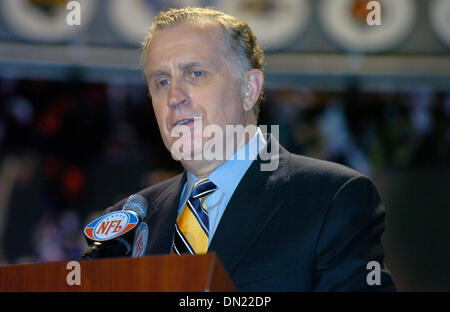 29. April 2006; Manhattan, New York, USA; NFL-Football: NFL-Kommissar Paul Tagliabue sprechen an der National Football League Draft 2006 in der Radio City Music Hall.  Obligatorische Credit: Foto von Bryan Smith/ZUMA Press. (©) Copyright 2006 von Bryan Smith Stockfoto