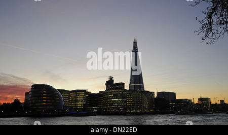 Blick über die Themse, City Hall und die Scherbe an der Dämmerung London England Stockfoto