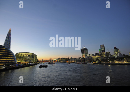 Blick von der Tower Bridge an der Themse mit City Hall und The Shard auf links und City of London nach rechts Stockfoto