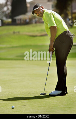 1. Mai 2006; Rancho Santa Fe, CA, USA; Golfer GRANT FUHR geputtet am 17. Loch bevor Sie weitermachen, das Pro Toyota Celebrity Classic Golfturnier im Morgan laufen Golf Resort in Rancho Santa Fe zu gewinnen. Obligatorische Credit: Foto von Dan Trevan/SDU-T/ZUMA Press. (©) Copyright 2006 by SDU-T Stockfoto