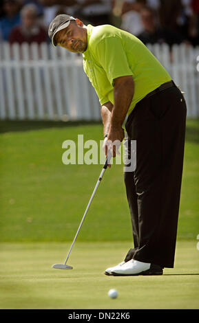 1. Mai 2006; Rancho Santa Fe, CA, USA; Golfer GRANT FUHR geputtet am 18. Loch, das Pro Toyota Celebrity Classic Golfturnier im Morgan laufen Golf Resort in Rancho Santa Fe zu gewinnen. Obligatorische Credit: Foto von Dan Trevan/SDU-T/ZUMA Press. (©) Copyright 2006 by SDU-T Stockfoto