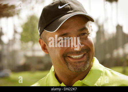 1. Mai 2006; Rancho Santa Fe, CA, USA; Golfer GRANT FUHR war alles Lächeln nach dem Gewinn der Pro Toyota Celebrity Classic Golfturnier im Morgan laufen Golf Resort in Rancho Santa Fe. Obligatorische Credit: Foto von Dan Trevan/SDU-T/ZUMA Press. (©) Copyright 2006 by SDU-T Stockfoto