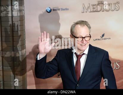 Berlin, Deutschland. 16. Dezember 2013. Schwedische Schauspieler Stellan Skarsgard kommt für die Premiere des Films "Der Arzt" im Kino Zoo Palast in Berlin, Deutschland, 16. Dezember 2013. Foto: XAMAX/Dpa/Alamy Live News Stockfoto