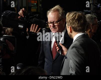 Berlin, Deutschland. 16. Dezember 2013. Schwedische Schauspieler Stellan Skarsgard kommt für die Premiere des Films "Der Arzt" im Kino Zoo Palast in Berlin, Deutschland, 16. Dezember 2013. Foto: XAMAX/Dpa/Alamy Live News Stockfoto