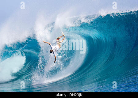 9. Mai 2006; Teahupoo, TAHITI; TROY BROOKS (Vic, Aus) (Bild) erleidet eine massive Wipeout, nachdem er auf eines der größten Wellen des Tages in Runde eins der Billabong Pro Tahiti zog. Brooks wurde zweite in seiner Wärme und wurde in die Verlierer Runde zwei von Mark Occhilupo (Aus) verbannt. Der Billabong Pro ist die dritte Station auf die Fosters ASP Männer World Tour und ASP Women Stockfoto