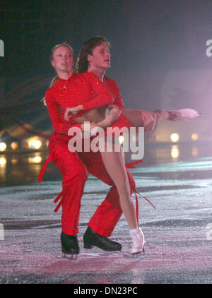 12. Mai 2006; Raleigh, NC, USA; TATIANA TOTMIANINA und MAZIM MARININ am RBC Center befindet sich in Raleigh als 2006 Champions on Ice hält in North Carolina. Obligatorische Credit: Foto von Jason Moore/ZUMA Press. (©) Copyright 2006 von Jason Moore Stockfoto