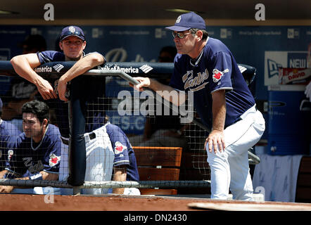 17. Mai 2006; San Diego, CA, USA; Im Petco Park Padres Manager blickt BRUCE BOCHY auf sein Team. Foto ist auch ADRIAN GONZALEZ und JAKE PEAVY.  Obligatorische Credit: Foto von Nelvin C. Cepeda/SDU-T/ZUMA Press. (©) Copyright 2006 by SDU-T Stockfoto