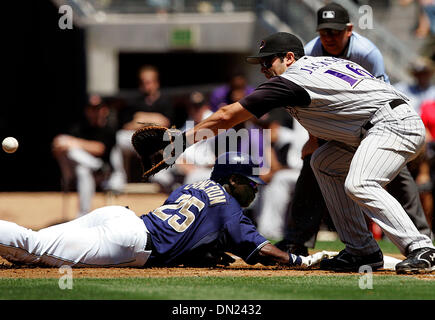 17. Mai 2006; San Diego, CA, USA; Mit Brian Giles zu bat und führen ab 1. base bei Petco Park Padres #25 MIKE CAMERON schlägt den Wurf zurück zu 1. base als Diamond Backs #16 CONOR JACKSON versucht das Tag zu machen.  Obligatorische Credit: Foto von Nelvin C. Cepeda/SDU-T/ZUMA Press. (©) Copyright 2006 by SDU-T Stockfoto